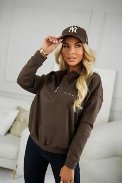 CandyTM BLUZA BAWEŁNIANA NA STÓJCE Z MINIMIALISTYCZNYM NAPISEM CZEKOLADOWA