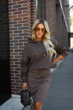 CandyTM BLUZA BAWEŁNIANA O LUŹNIEJSZYM KROJU Z WSTAWKAMI Z KORONKI NA RĘKAWACH CZEKOLADOWA