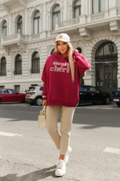 CandyTM BLUZA BAWEŁNIANA Z KAPTUREM OCIEPLANA Z BARANKOWYM NAPISEM MON CHERI WIŚNIOWA