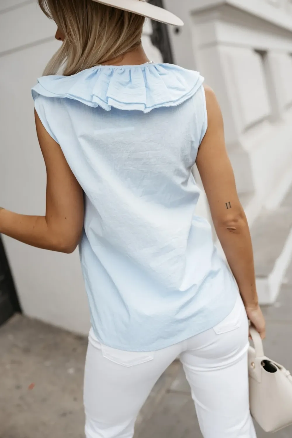 CandyTM BLUZKA BAWEŁNIANA MIA Z DEKOLTEM ZDOBIONYM FALBANKAMI BŁĘKITNA