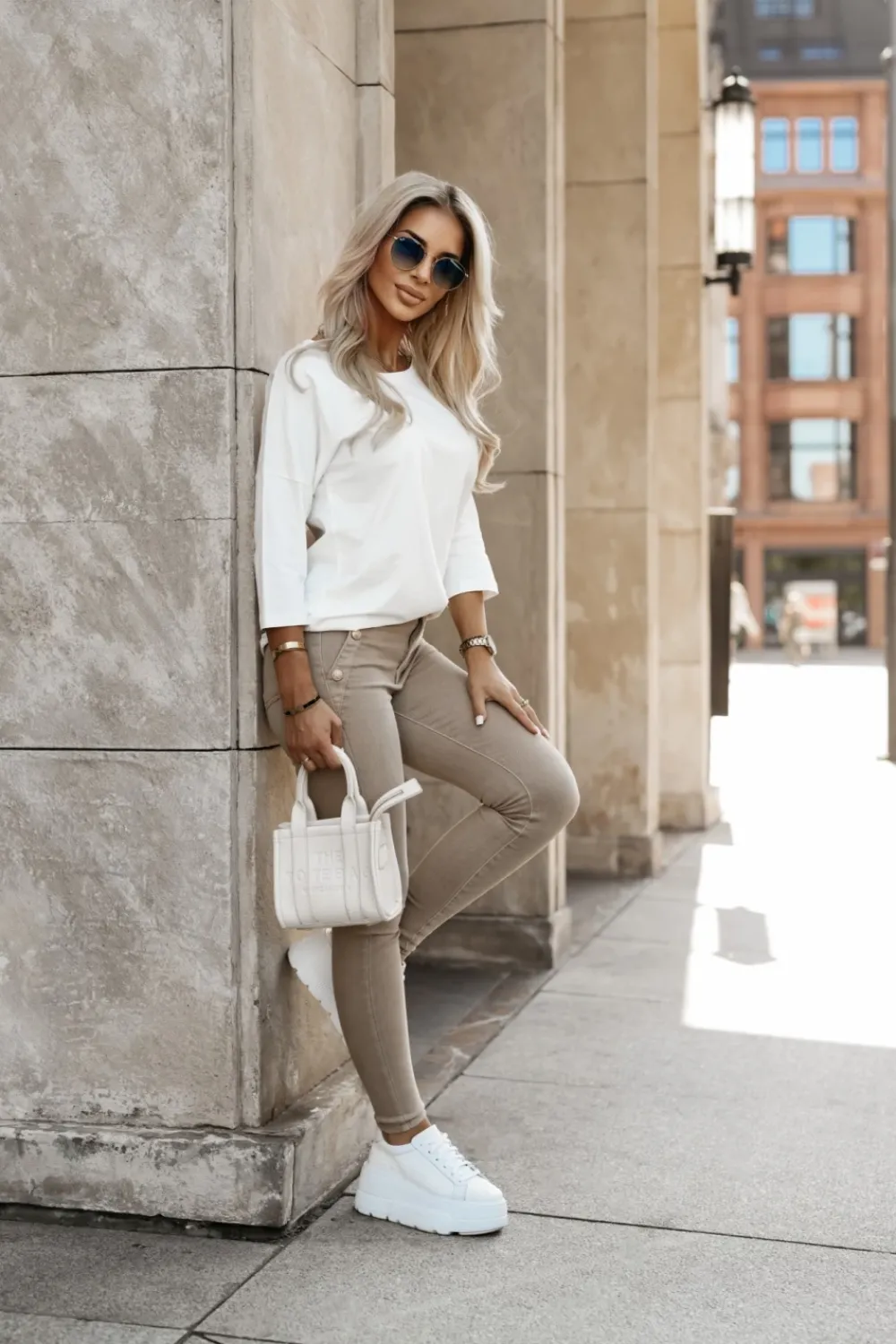 CandyTM BLUZKA BAWEŁNIANA RICCI Z DEKOLTEM W ŁÓDKĘ Z RĘKAWEM 3/4 BIAŁA