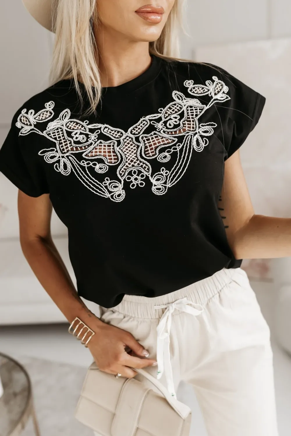 CandyTM BLUZKA BAWEŁNIANA Z AŻUROWĄ WSTAWKĄ NA DEKOLCIE CZARNA