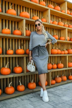 CandyTM BLUZKA DEKATYZOWANA VENUS Z PRĄŻKOWANEGO MATERIAŁU Z DEKOLTEM W SEREK SZARA