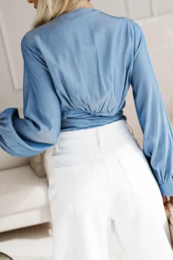 CandyTM BLUZKA DIAMOND Z KOPERTOWYM DEKOLTEM NIEBIESKI JEANS