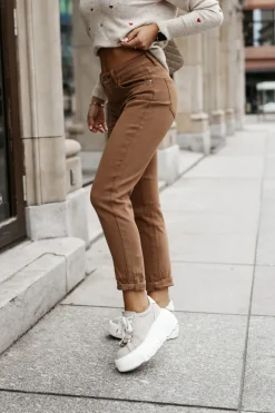 CandyTM SPODNIE JEANSOWE MOM FIT Z WYSOKIM STANEM Z PASKIEM W KOMPLECIE KARMELOWE