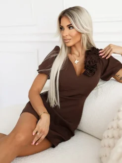 CandyTM SUKIENKA Z GŁĘBOKIM DEKOLTEM ANGELLA Z ODPINANĄ BROSZKĄ BRĄZOWA